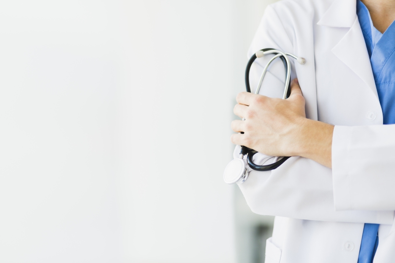 infirmerie-CLAVIERS-min_doctor-physician-white-coat-uniform-medical-assistant-stethoscope-1571983-pxhere.com